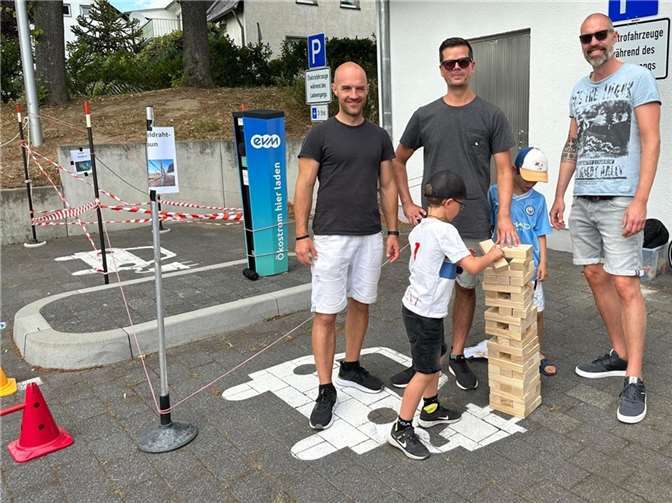 Fabian Bildhauer, Ingmar Rublack und Christian Koch an der Spiel-Station.