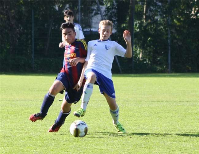 Fabian Floter (links) von der JSG Bachem trug sich gegen die JSG Hattert in die Torschützenliste ein.privat