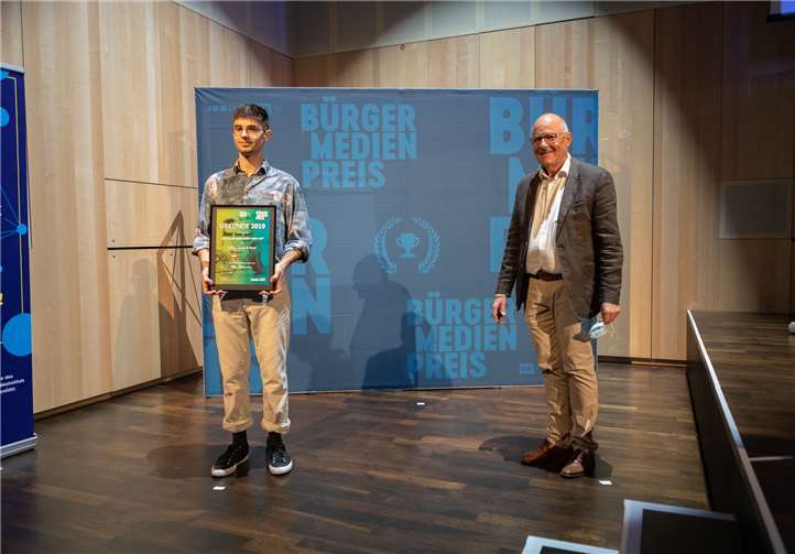 Fabian Jakob mit Albrecht Bähr, Vorsitzender der Versammlung. Quelle: Wolfgang Wilhelm/Medienanstalt Rheinland-Pfalz