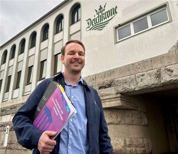 Fabian Kochmann vor der Deichkronel. Foto: Stadt Neuwied / Ulf Steffenfauseweh