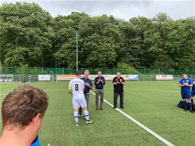Fabian Kuhnle, Vorsitzender Hubert Neukirchen, Sponsor Wolfgang Fischer und der sportliche Leiter Dieter Nolden (V.l.).Foto: SV Adendorf