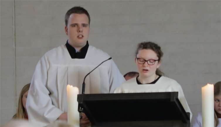 Fabian Langen und Maike Pütz stellen sich der Gemeinde vor.