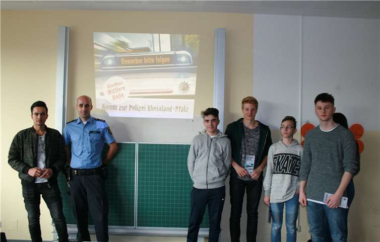 Ausbildungsarbeit von Betrieben vorgestellt Fabian Lanio von der Polizeiinspektion Lahnstein mit vielleicht fünf zukünftigen Polizeischülern.privat