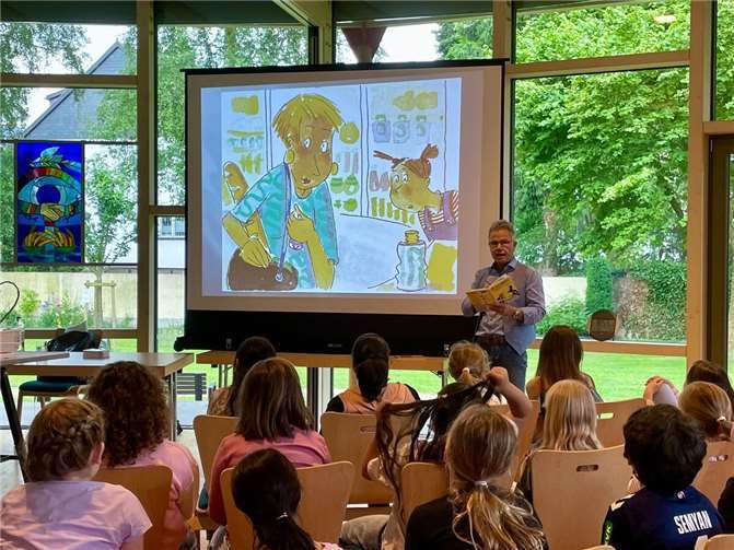 Fabian Lenk in der Evangelischen Öffentlichen Bücherei Remagen mit den Kindern der Grundschule St. Martin Remagen:  Foto: Helene Schäuble
