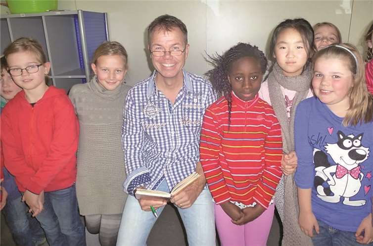 Fabian Lenk und seine jungen Fans.