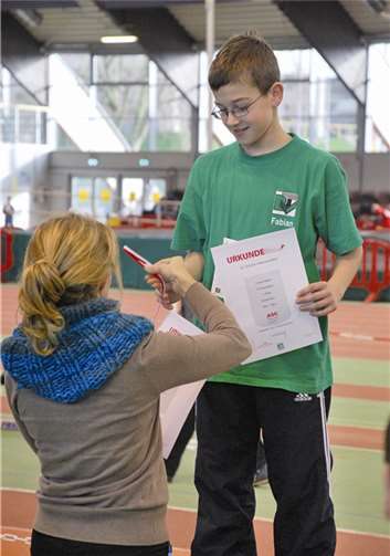 Fabian Mayer (RTV) bei der Siegerehrung für seinen Rekordlauf (50m in 7,86s) beim Hallensportfest in Düsseldorf.