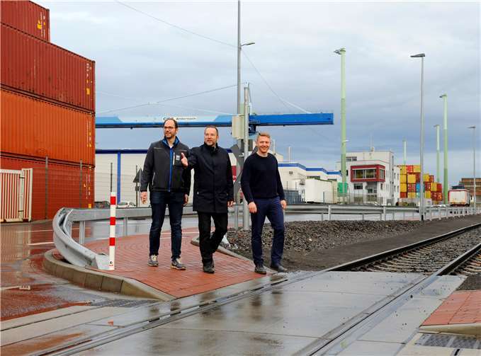 Fabian Mohrs (Werner Mohrs GmbH), Jan Deuster (techn. Geschäftsführer Stadtwerke Andernach GmbH) und David Funk (Projektleiter Stadtwerke Andernach GmbH) begutachten die Stadtwerke-Investition mit Vielfach-Effekt. Meta Welling