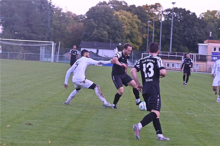 Fabian Müllen (vorn rechts) erzielte bei der SG Westum einen Treffer selbst und bereitete zudem noch ein Tor vor.Foto: SK