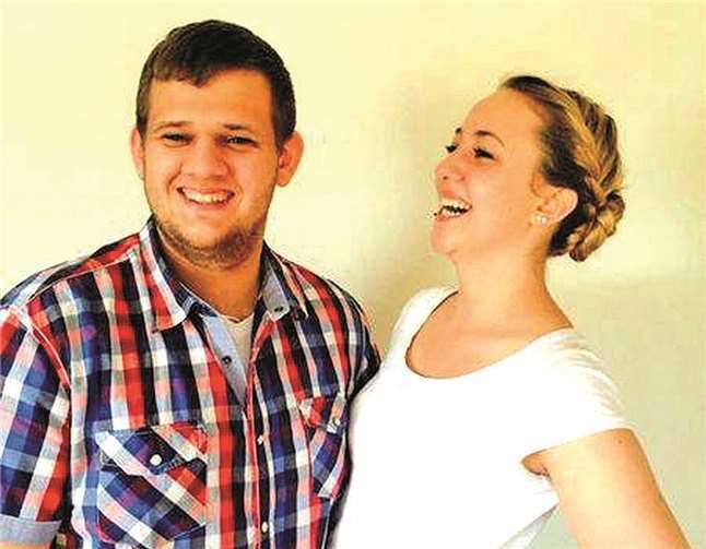 Fabian Scheika hat gut Lachen angesichts dieser ebenso fröhlichen wie charmanten Königin an seiner Seite. DL