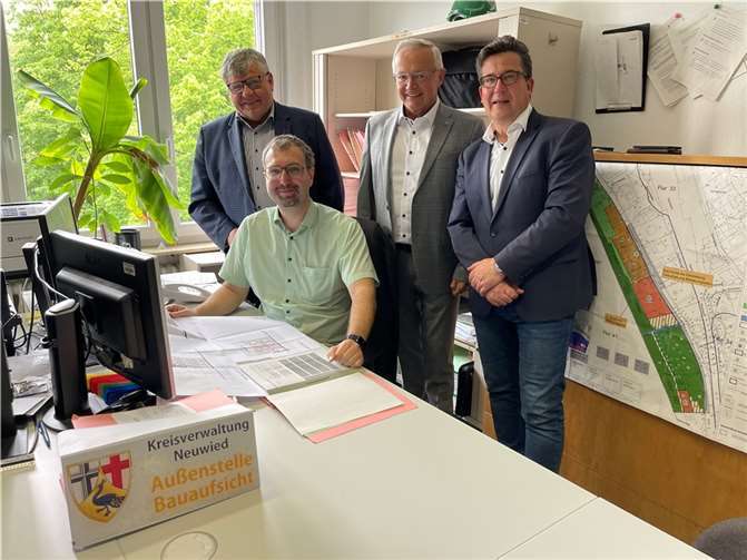Kreisverwaltung bietet Bauberatung in Linz an  Fabian Schloms (sitzend) von der Bauaufsicht der Kreisverwaltung bieten künftig an jedem ersten Mittwoch im Monat eine Bauberatungs-Sprechstunde in der VG-Verwaltung Linz an. Darüber freuen sich (von links) Kreis-Beigeordneter Michael Mahlert, Landrat Achim Hallerbach und der Linzer VG-Bürgermeister Frank Becker.  Foto: Kreisverwaltung Neuwied/Ulf Steffenfauseweh