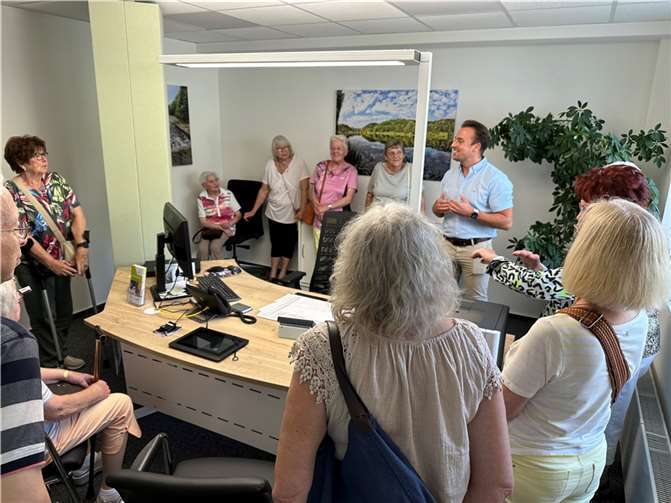 Fabian Schneider führte die Seniorinnen und Senioren durch das neu gestaltete Bürgerbüro.