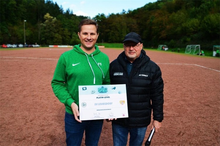 Fabian Schneider (l.) mit Charly Doerschel, Vizepräsident des Fußballverbandes Rheinland, bei der Übergabe der Plakette.