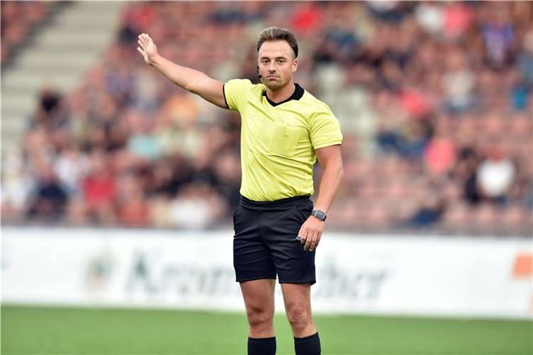 Fabian Schneider pfeift das heinlandpokalfinale. Foto: imago images/Eibner