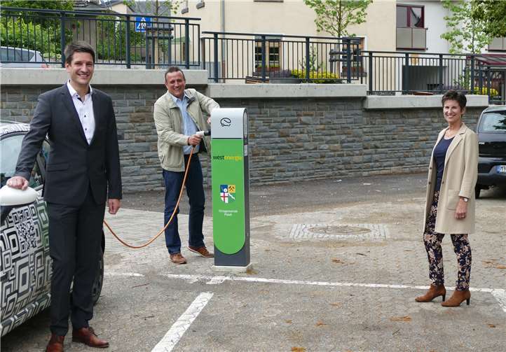 Fabian Vocktmann, Regionalmanager bei Westenergie, Peter Wilkes, Ortsbürgermeister von Plaidt und Hildegard Görgen, erste Beigeordnete der Verbandsgemeinde Pellenz, freuen sich über die neue Lademöglichkeit für Elektrofahrzeuge am Alten Kirchplatz in Plaidt.Foto: Westenergie