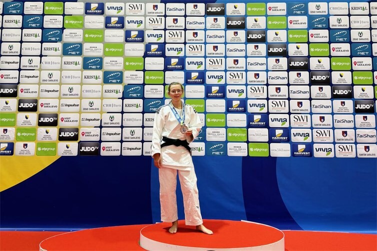 Fabienne Binder mit ihrer Medaille