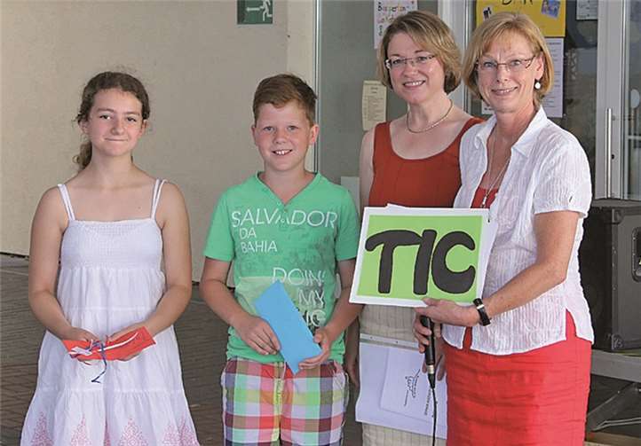 Fabienne Schulz (5b), Moritz Reuter (5c), Andrea Engelfried und Martina Reiser, Betreuerinnen des Tagesinternats, (v.l.n.r.) bei der Gutscheinübergabe.privat