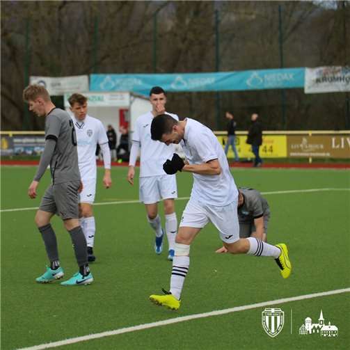 Fabio Schopp und Adis Siljkovic sehen einen torjubelnden Aleksandar Zlatkov. Fotos: Max Jäger