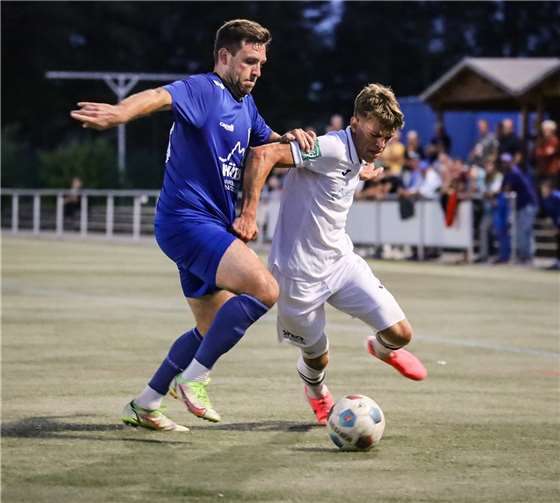 Fabio Schopp (weißes Trikot) setzt sich energisch durch.  Foto: Max Jäger