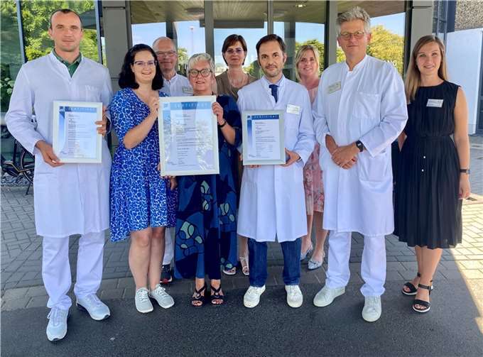 Fachärzte, Qualitätsmanagement und Direktorium des Krankenhauses Maria Hilf in Bad Neuenahr freuen sich im Namen aller beteiligter Kolleginnen und Kollegen über die erfolgreiche Re-Zertifizierung. Foto: Marina Katzenberger