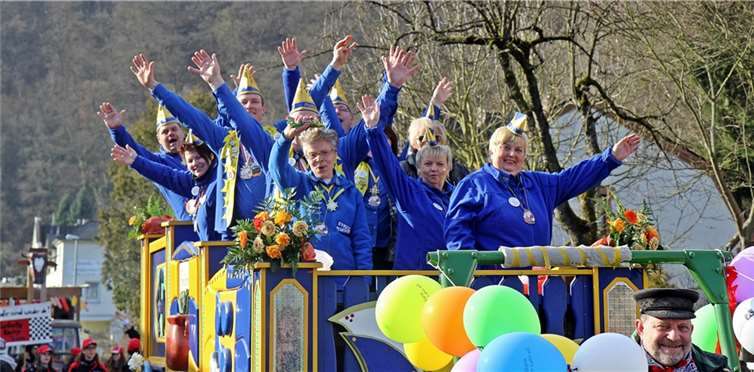 „Fachbach – Helau!“ – heißt es am Karnevalssonntag beim großen Umzug. Im Bild der Wagen des ausrichtenden Vereins, des FCV.-WW- Willi Willig