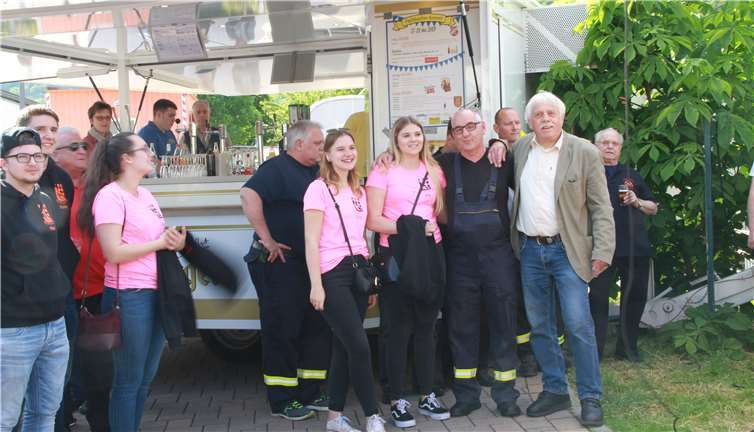 Fachbacher Schnippelbohne, Freiwillige Feuerwehr Fachbach und Dieter Görg (Bürgermeister), beobachten das Hochziehen des Dorfwappens.Fotos: MFU