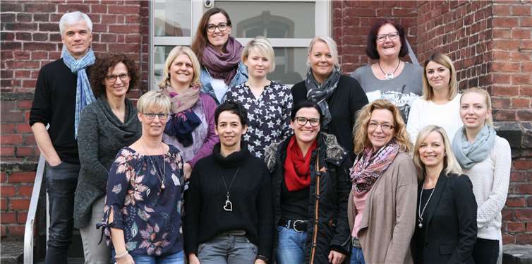 Fachberaterin für Kindertagesstätten Elisabeth Feilzer (vordere Reihe 1.v.r.) mit dem Leiter desMedien-Kompetenz-Netzwerkes Koblenz Günter Bertram (hintere Reihe 1.v.l.) und Teilnehmern der Veranstaltung zum Thema Videografie in der Kita-Arbeit.