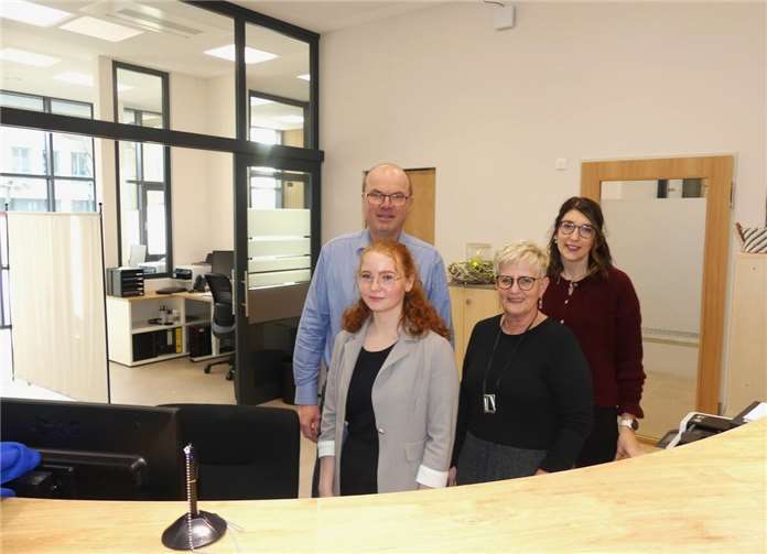 Fachbereichsleiter Dietmar Rüber, Sachbearbeiterin Kerstin Schwarz, Sachbearbeiterin Ruth Hörsch und SB-Leiterin Jana Holzem freuen sich über das neue Büro.