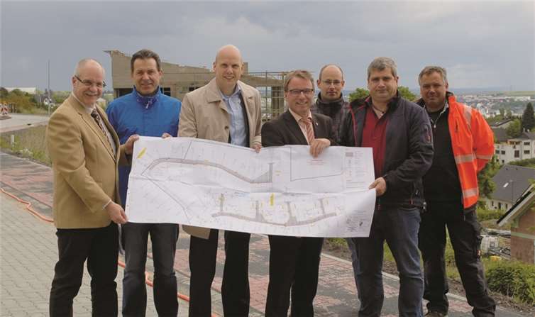 Fachbereichsleiter Gerd Schlich (Stadt Mayen), Günter Göbel (Ing.-Büro Kohns und Göbel), Oliver Schmitz (Erschließungsträger GEBIG IPG), Oberbürgermeister Wolfgang Treis, Andreas Zimmer (Stadt Mayen), Robert Ollig (Fa. Ollig) und Sascha Schmickler (Fa. Ollig) (v.l.n.r.) vor Ort. Jacqueline Blang