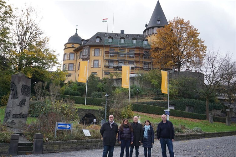 Fachbereichsleiter Uwe Hoffmann, Ayla Rozera, Oberbürgermeister Dirk Meid, Christina Wolff, Dr. Wolfgang Schlags. Foto: Jacqueline Blang/Stadt Mayen