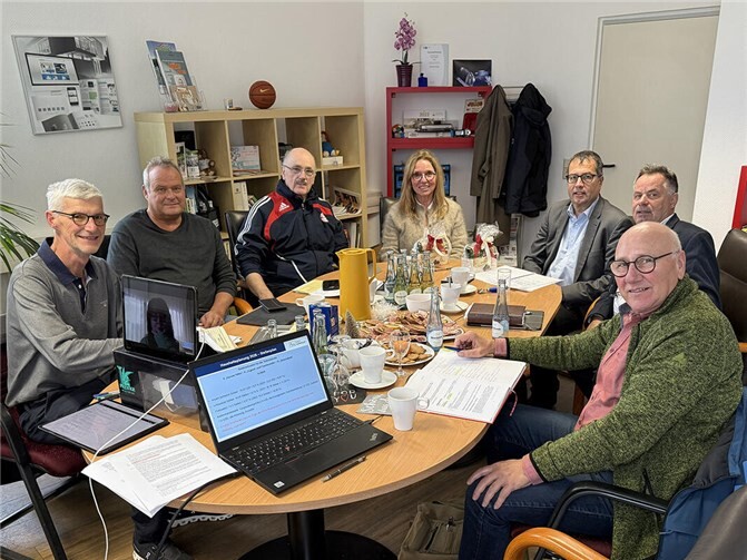 Fachbereichsleiterin Sigline Hornbach-Beckers (mitte) und Arno Müller (3. V. rechts) vom Fachbereich Finanzen der Kreisverwaltung erläuterten in der FWG-Kreistagsfraktion die kritische Entwicklung des Kreishaushaltes. Foto: FWG Kreistagsfraktion, J. Bell