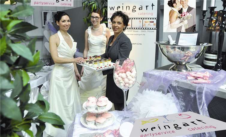 Fachfrau Gaby Weingart bot den Bräuten persönlich ihre lukullischen Köstlichkeiten an. -BS-