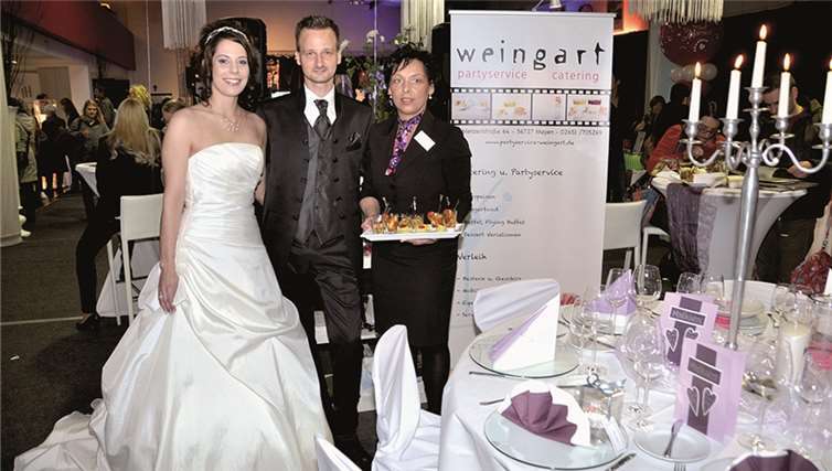 Fachfrau Gaby Weingart bot den Brautpaaren persönlich ihre lukullischen Köstlichkeiten an. Der Weingart Partyservice bietet alles aus einer Hand. BS
