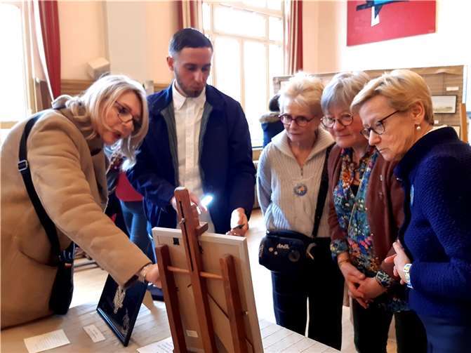 Fachgerecht wurden die Kunstobjeckte erläutert.