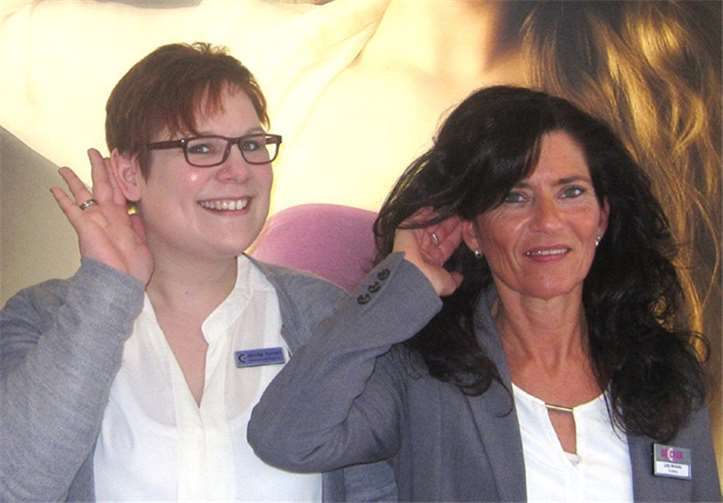 Fachgeschäftsleiterin Jennifer Neitzert (v.l.) und Jutta Middeke bilden das BECKER-Team in Puderbach. privat