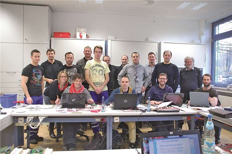 Fachkräfte für „Technik und Naturwissenschaft (TuN)“ der RWE-Partnerschulen aus Andernach, Mayen, Mendig und Plaidt informierten sich bei Westnetz am Standort Rauschermühle über den Bau von Mikrocontrollern.privat