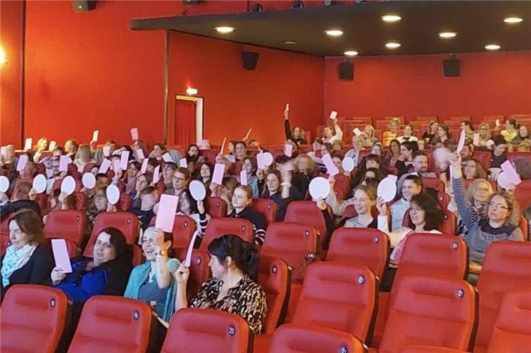 Fachkräfte und Elternvertretungen der städtischen Kitas kamen im Metropol Kino zusammen, um Impulse zum Thema Kinderschutz zu erhalten.Foto: Anke Dierdorf