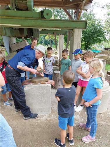 Fachkundige Anleitung durch ein Vereinsmitglied des Steinhauervereins Weibern.