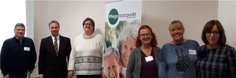 Fachkundige Ansprechpartner um Bürgermeister Michael Merz (2. v.l.) informieren um verschiedene Themen rund um Demenz. Privat