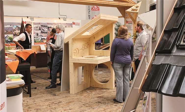 Fachkundige Beratung suchten die Besucher beim Tag der offenen Tür bei Holzbau Hommes.STEIN