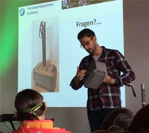 Fachlehrer Thomas Schwelle präsentierte bei der „Nacht der Technik“ den „Hammer von Thor“. Realschule plus und Fachoberschule Untermosel