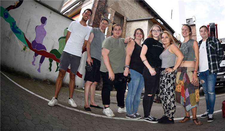 Fachlehrer Tillmann Oster und der bekannte Graffiti- und Streetart-Künstler Hendrik Beikirch (v.li.) zusammen mit einem Teil der neuen Fotografen-Generation.Quelle: Tillmann Oster