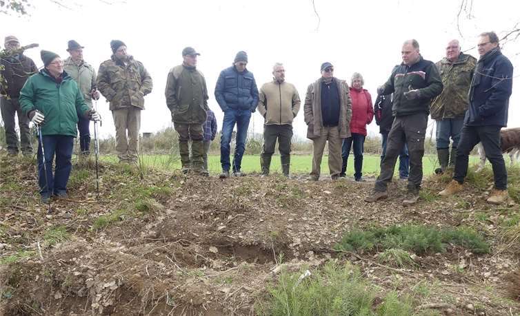 Fachleute vom Waldbauverein boten eine interessante Lehrveranstaltung im Rahmen einer Flurexkursion.Fotos: TE