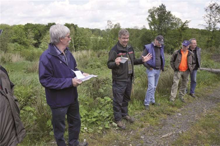 Fachliche Information durch Privatwaldbetreuer Dieter Steinebach und Johannes Müller, Betreuer der Waldumwandlung, privat