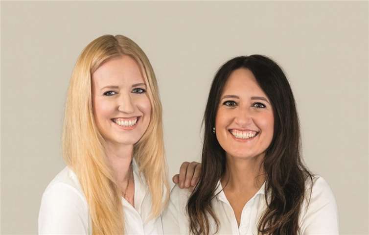 Zwei Schwestern bringen frischen kieferorthopädischen Wind ins Ahrtal Fachliche Kompetenz im Doppelpack: Dr. Louisa Werberich und Dr. Roxana Werberich. Foto: privat