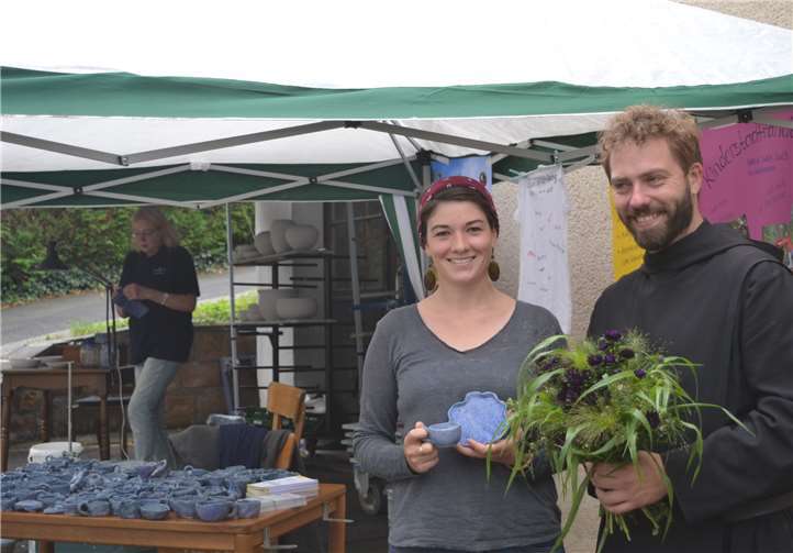 Fachmännisch hatte Bruder Stephan, der in Maria Laach auch der Herr der Blumen ist, die von den Kindern gefertigten Keramiken gebrannt. Auch Lisa-Marie Schwarz freut sich, dass die vielen Schalen, Tassen, Tiere und andere phantasievolle Gegenstände zu ihren Schöpfern zurückfinden.Foto: E.T. Müller