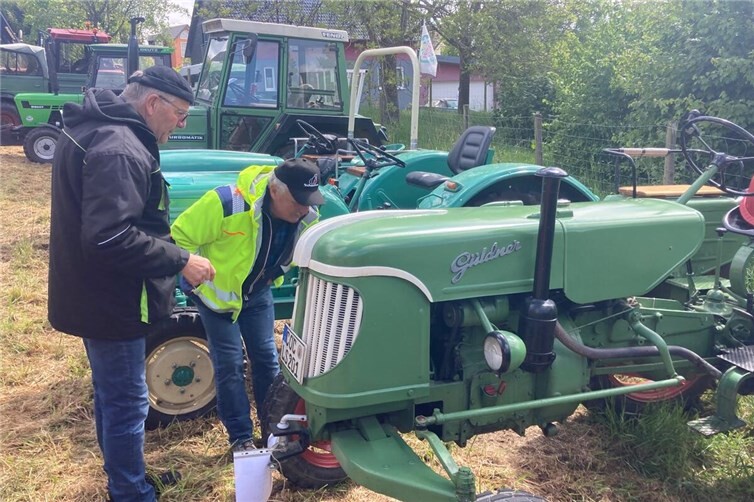 Fachsimpelei und ein genauer Blick auf die ausgestellten Sammlerstücke gehörten in Landkern natürlich mit dazu.