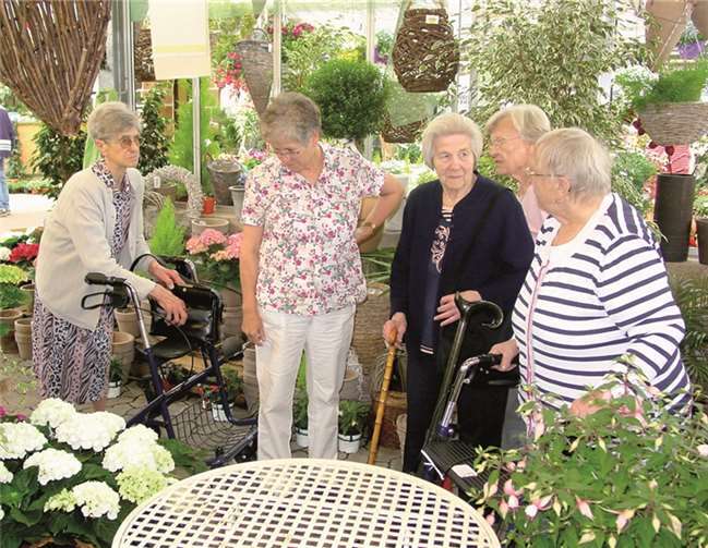 Fachsimpeln über Blumen gehört zu einem Rundgang durch die Klostergärtnerei in Maria Laach. privat