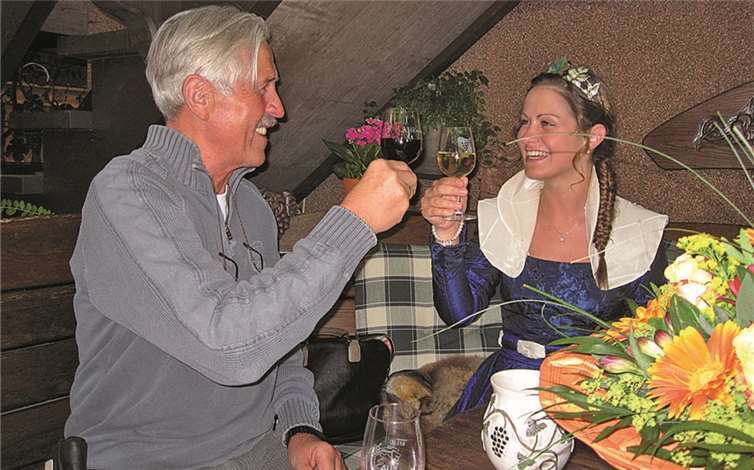 Fachsimpelten über Wein und mehr: Weinkönigin Alina aus Heimersheim und Winzer Franz Schäfer aus Ehlingen.privat