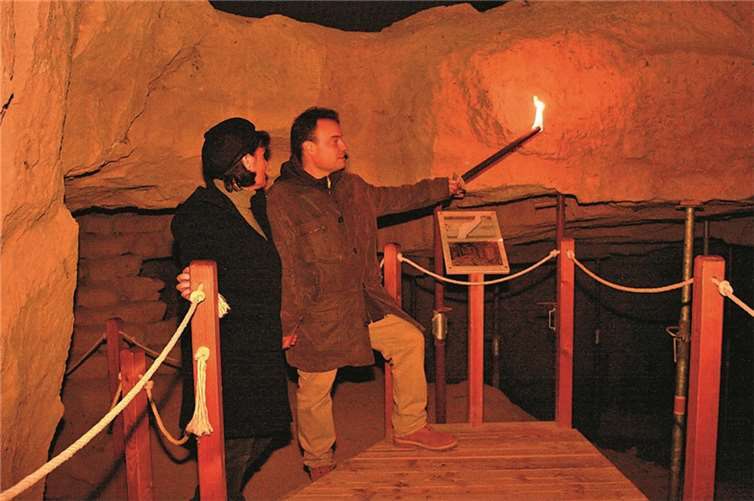 Fackelführung im abendlichen Römerbergwerk Meurin.