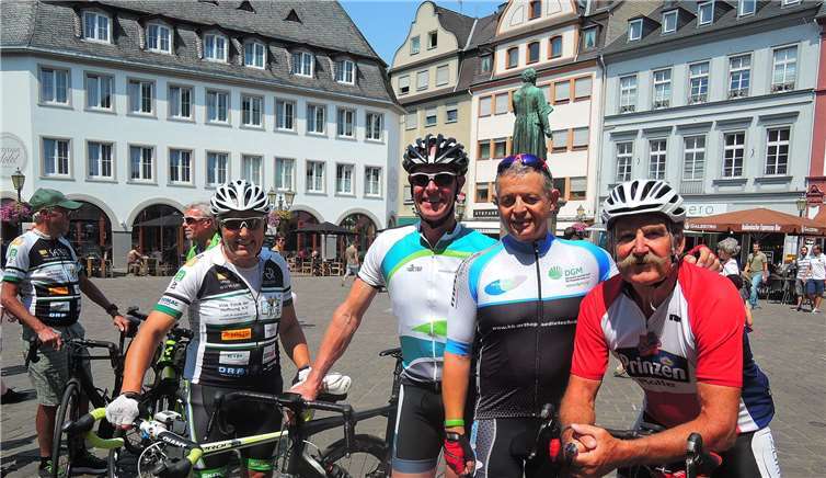 Fackelträger Ronny Schöniger (2 v.re.) im Kreise einiger Mitradler.